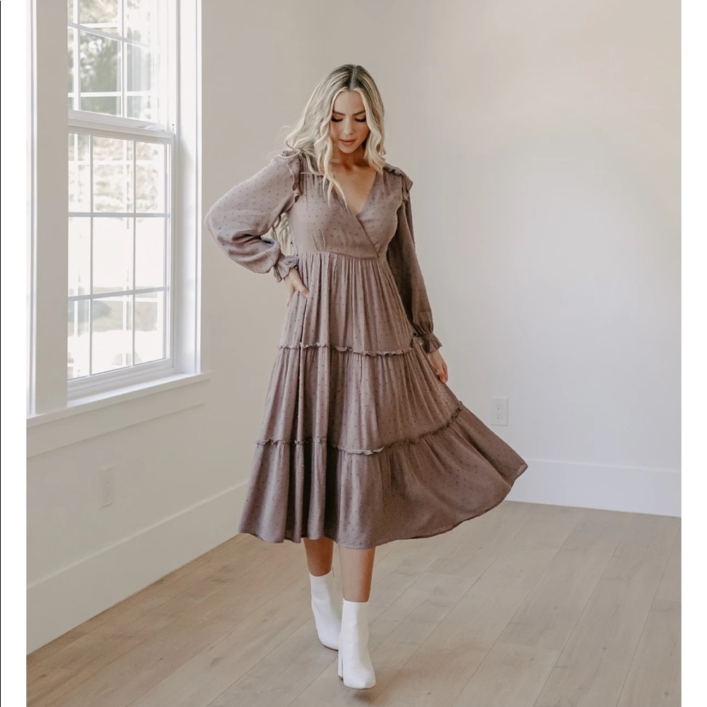 Ivorie Kai midi ruffle dress !! Size L (fits M)